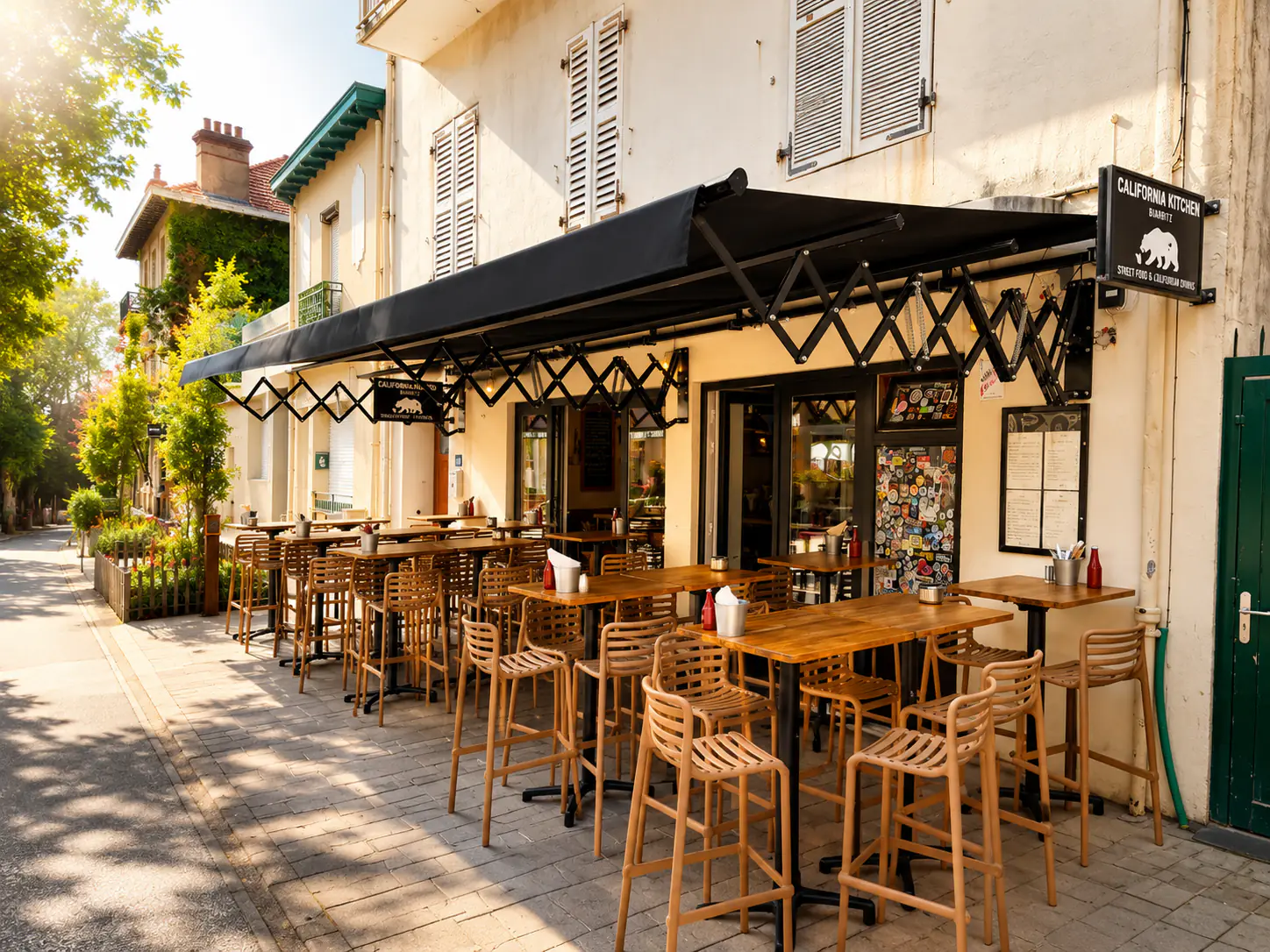 Terraza de restaurante cubierta por un toldo Tijera de Acualé